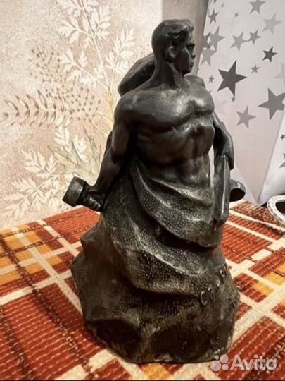 Статуэтка стоять насмерть