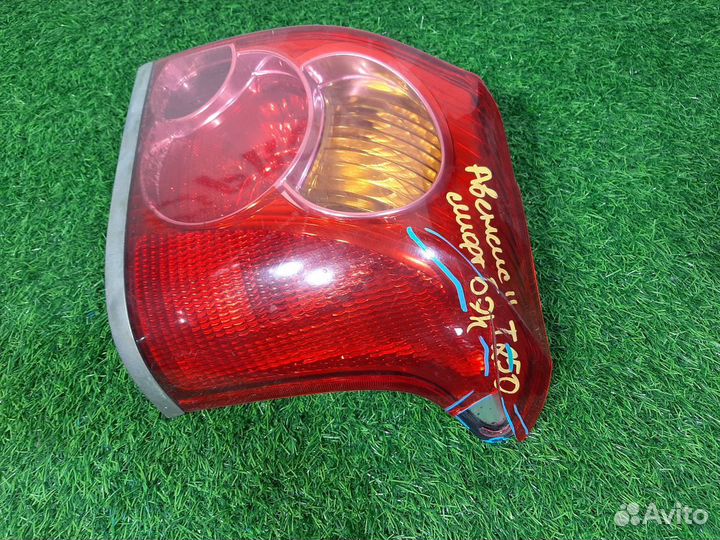 Фонарь правый на Toyota Avensis T250