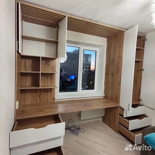 Стол рабочий встроенный у окна