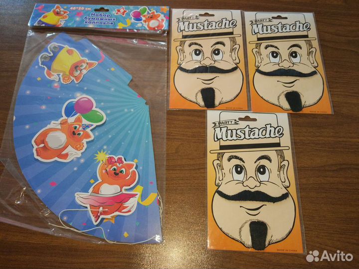 Маскарадные усы и колпаки