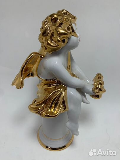 Статуэтка фарфоровая