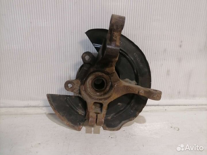 Кулак передний правый Renault Sandero 1