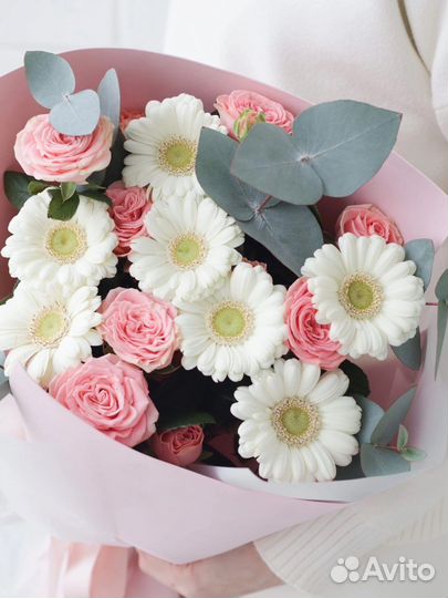 Герберы. Кустовые розы. Доставка по городу