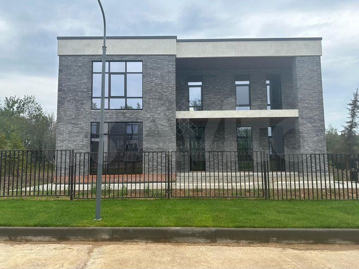 Коттедж 261 м² на участке 10 сот.