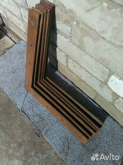 Уголок для полок