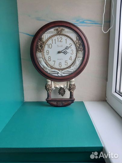 Настенные часы с маятником