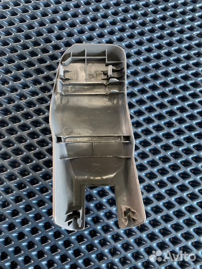 Крышка петли сиденья лев. перед. Toyota Land Cruis