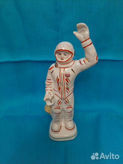 Фарфоровые статуэтки Космонавты