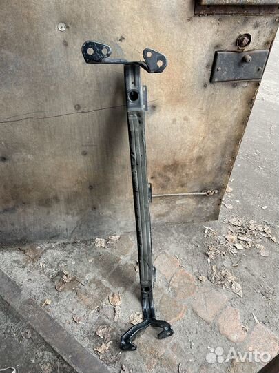 Нижняя рамка радиатора volvo s40 ll