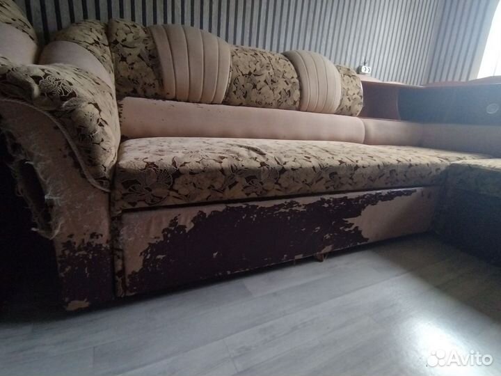 Угловой диван и кресло