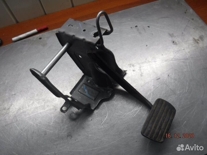 Педаль тормоза Nissan Terrano F4R 2014