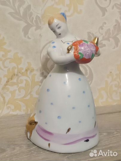 Фарфоровые статуэтки девушка с самоваром,чайником