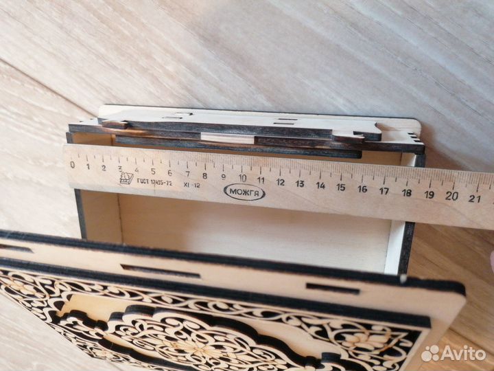 Деревянная шкатулка