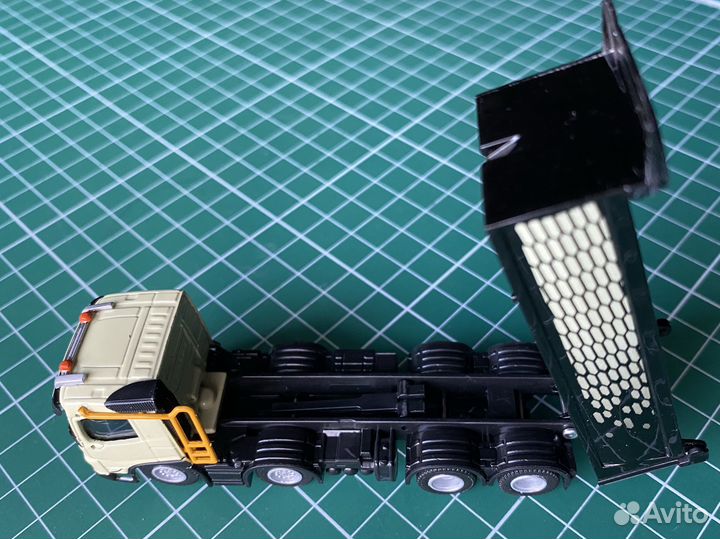 Коллекционная модель грузовика Volvo FMX 8x4