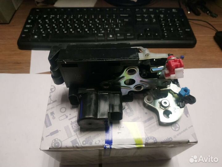 Замок двери задней левой Ssang Yong Rexton