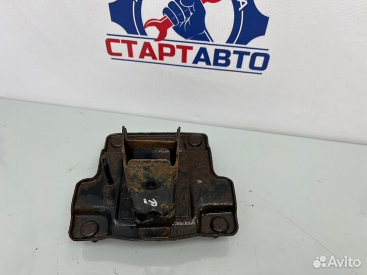 Кронштейн усилителя бампера передний правый Kia