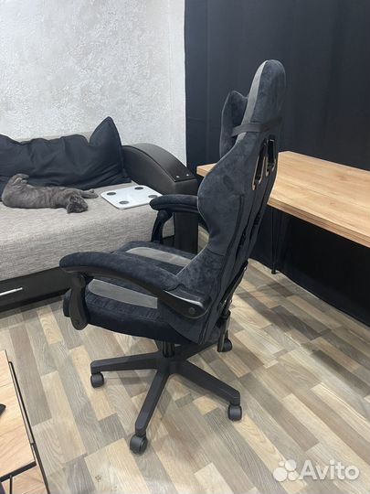 Компьютерное кресло и стол