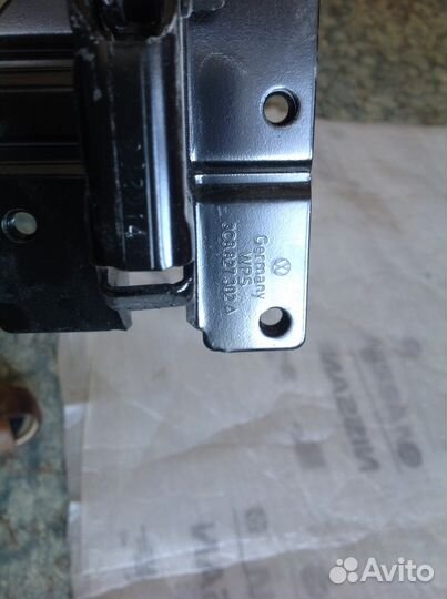 Петля крышки багажника правая VW Passat CC 2008-17