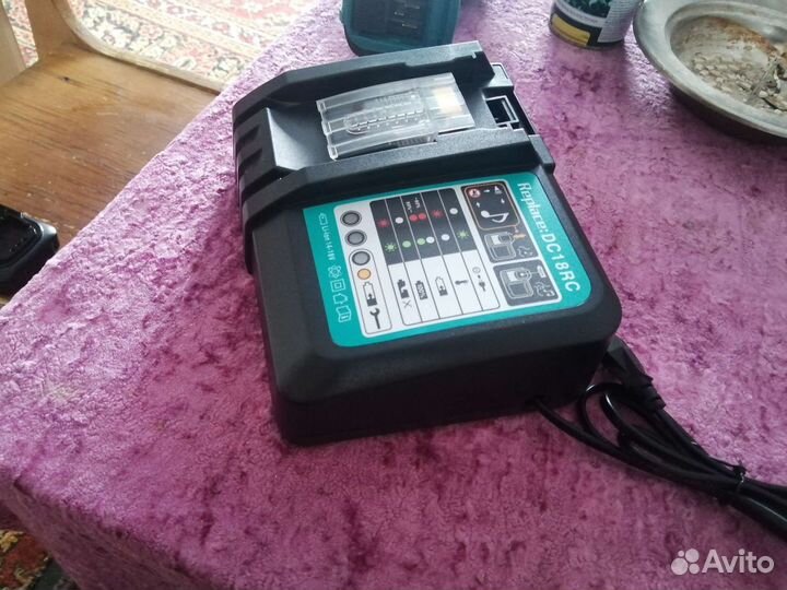 Зарядное устройство для шуруповерта Makita