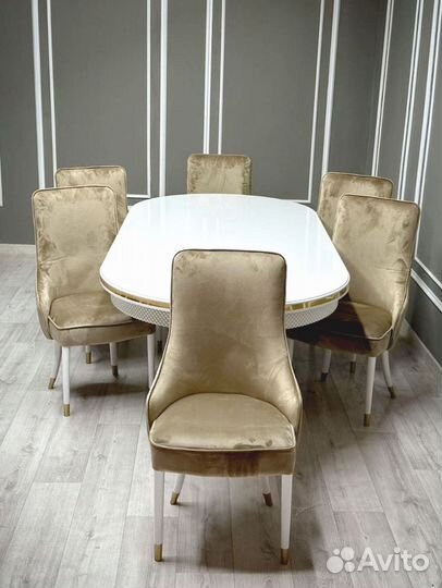 Стол и стулья в гостиную. В наличии