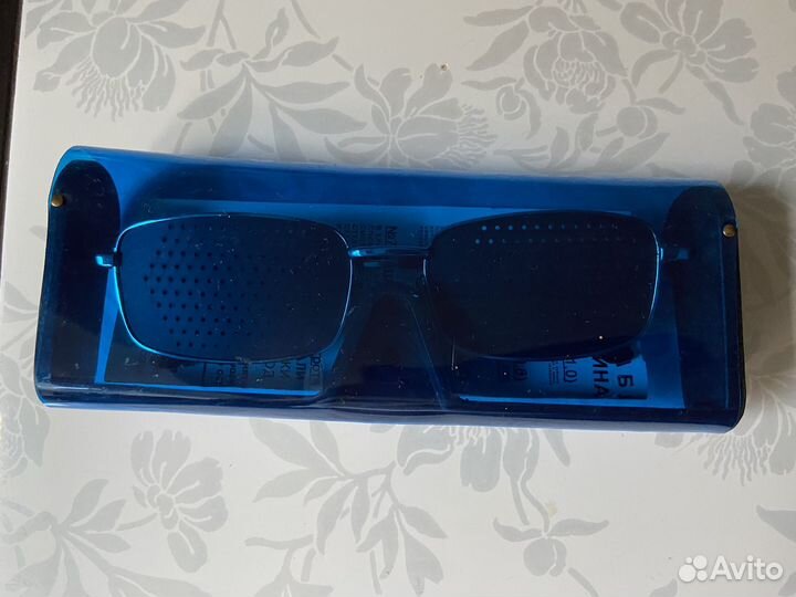 Очки тренажеры с перфорацией для коррекции зрения