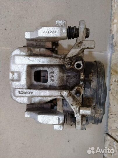 Суппорт тормозной задний правый Toyota RAV 4 2019