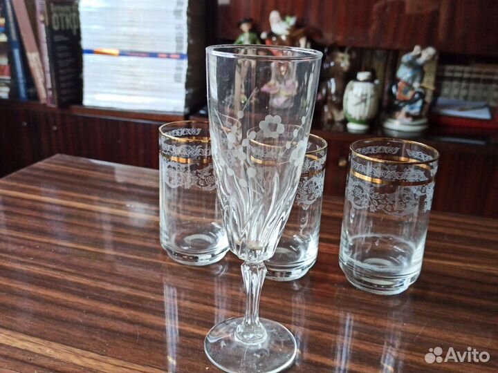 Стаканы и бокал