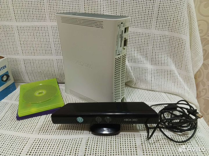 Xbox 360 + Kinect + 2 игры + Геймпад