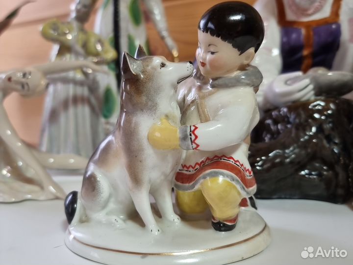 Фарфоровая статуэтка Якут с собакой