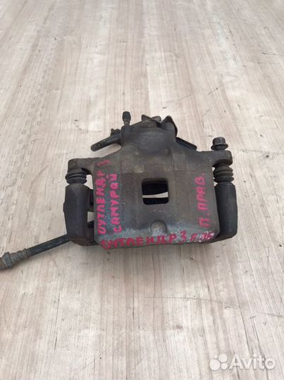 Суппорт передний правый Mitsubishi Outlander 3