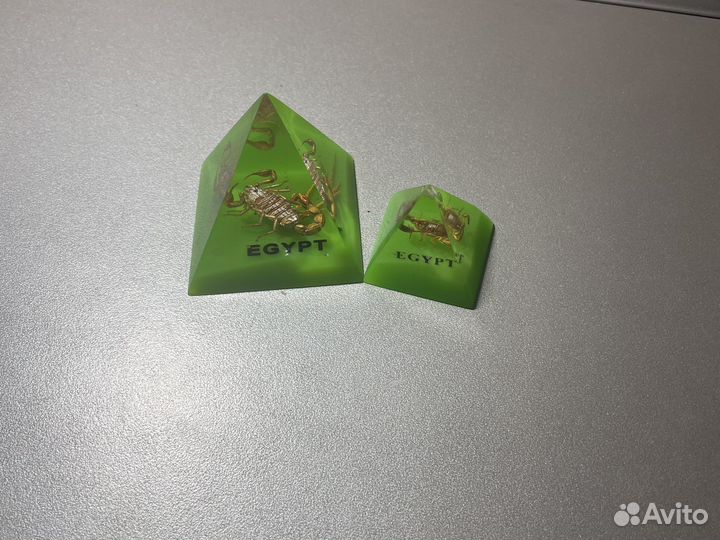 Пирамидки со скорпионом из Египта