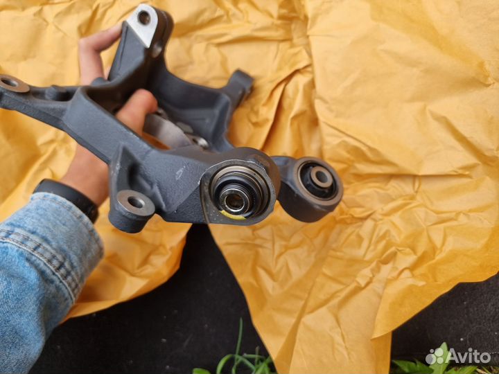 Новый,оригинал кулак задний левый Subaru BRZ GT86