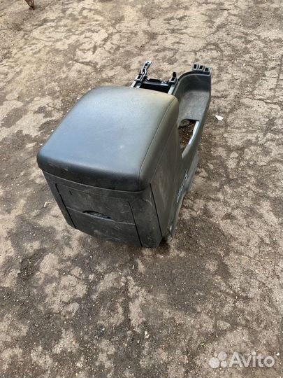 Подлокотник Nissan Navara