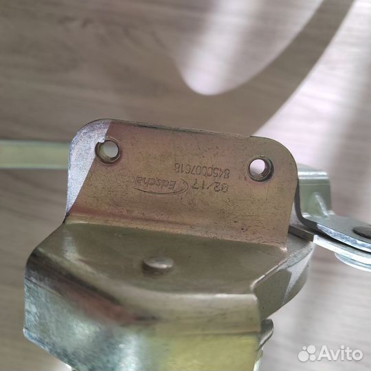 Петля крышки багажника левая Лада Веста