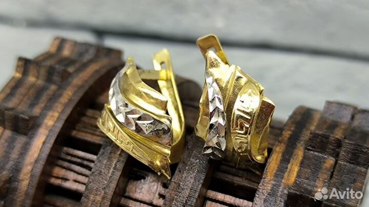 Золотые серьги 583 пробы массой 2.7 грамма