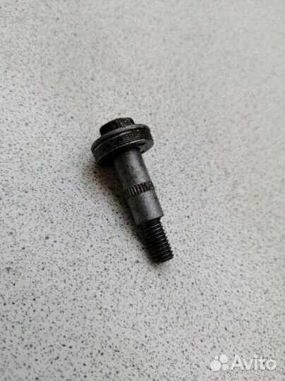 Болт крепления крышки клапанов Toyota Harrier
