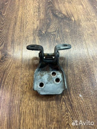 Петля двери передняя правая Hyundai Accent