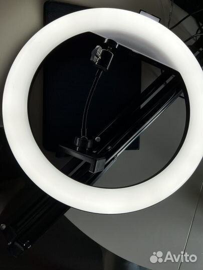 Кольцевая лампа на штативе