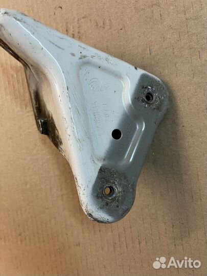 Кронштейн переднего левого крыла Skoda Rapid