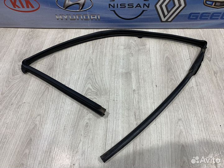 Уплотнитель перед проема стекла двери Nissan note