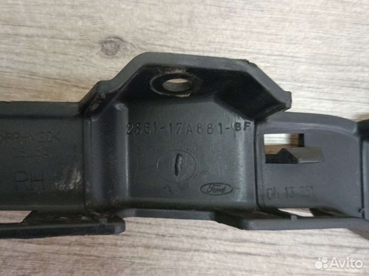 Направляющая заднего бампера правая fiesta mk5