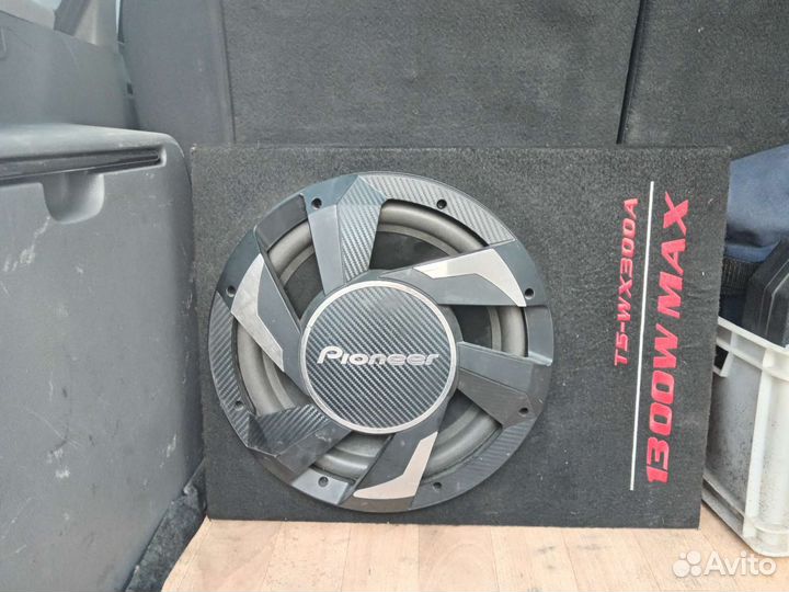 Автомобильный сабвуфер активный