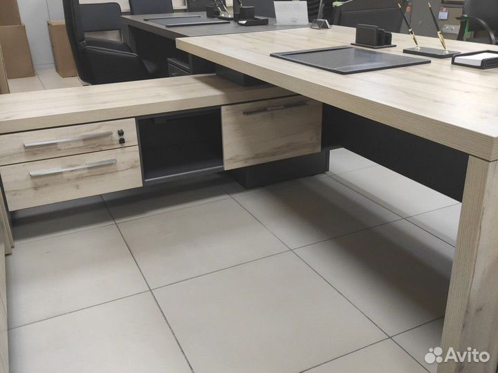 Стол с тумбой