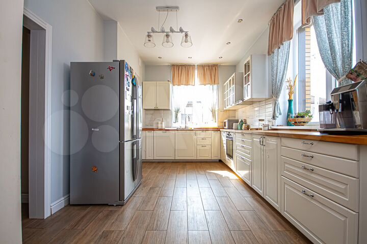 Коттедж 327,7 м² на участке 10 сот.