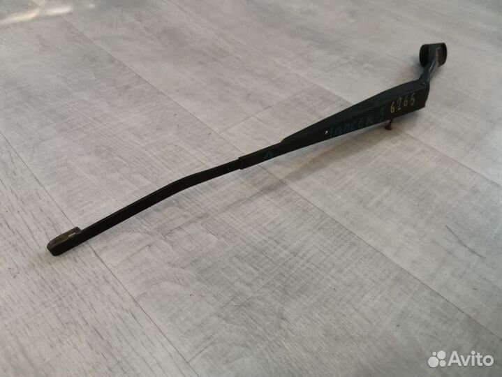 Поводок стеклоочистителя передний левый Mitsubishi