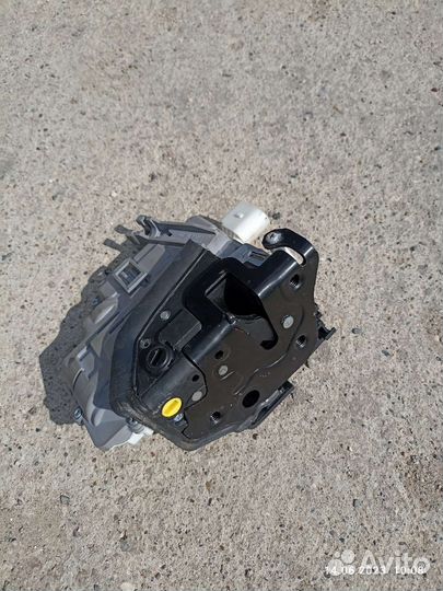 Замок задней левой двери Аudi Q 5