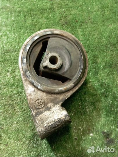 Подушка двигателя Mitsubishi Carisma