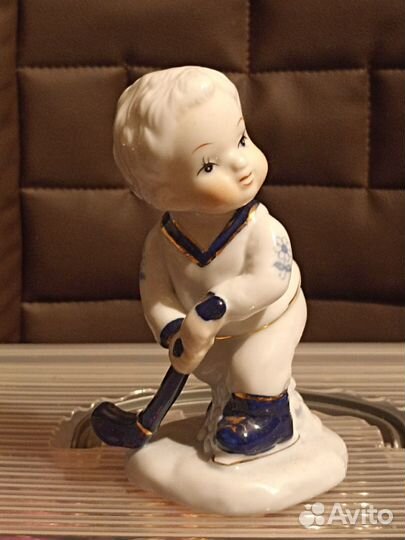 Фарфоровая статуэтка 