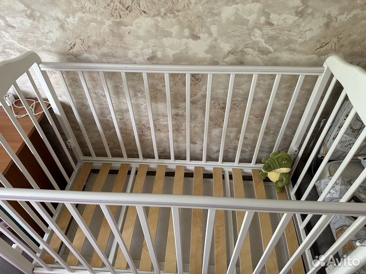 Детская кроватка с маятником и ящиком