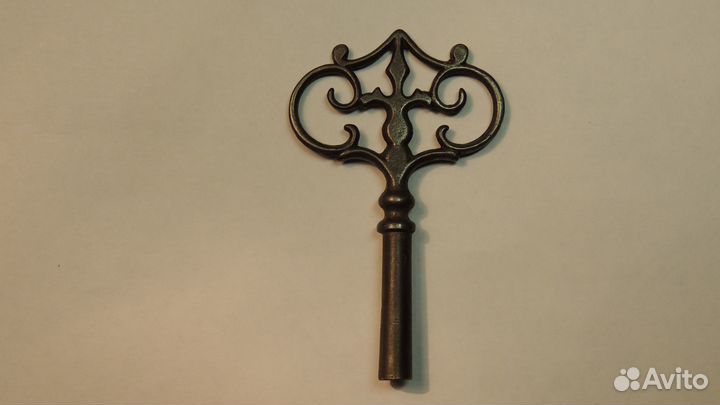 Часовой заводной ключ